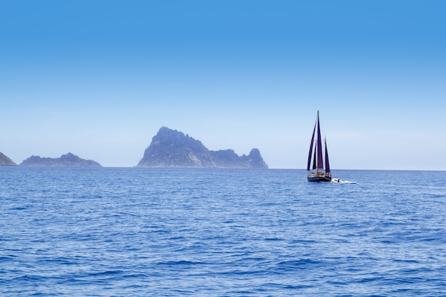 Foto ibiza rojo navega en velero en es vedra.