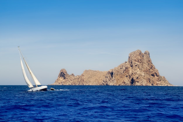 Ibiza Segelboot in der Insel Es Vedra