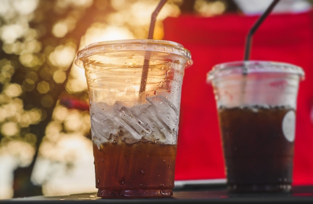 Foto ice americano kaffee im plastikglas