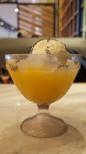 Ice mango nata de coco postre de helado con ingredientes de semillas de chía