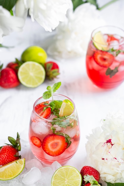 Ice Pink Limonade mit Erdbeeren, Limette, Basilikum und Minze