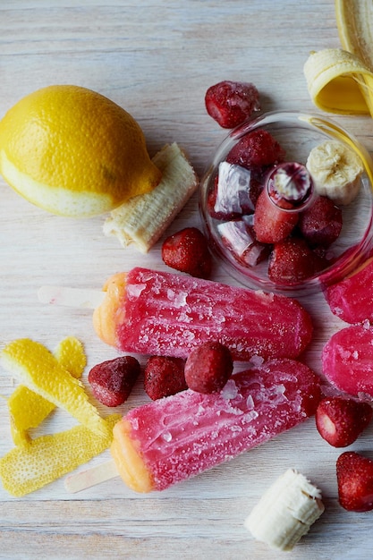 Ice pop juvenil do congelador com um toque de geada e gelo Refrescante no calor