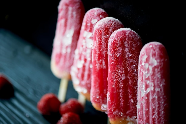 Ice pop juvenil do congelador com um toque de geada e gelo Refrescante no calor