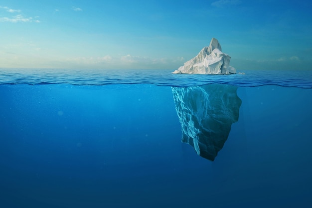 Foto iceberg com vista acima e subaquática tirada na groenlândia. iceberg - perigo oculto e conceito de aquecimento global. ideia criativa de ilusão de iceberg