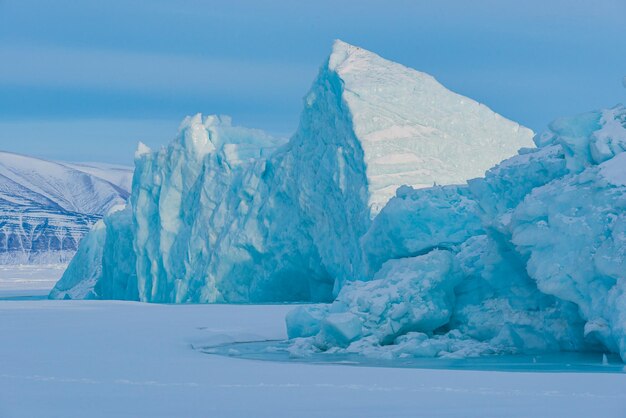 Foto un iceberg congelado frente a la montaña