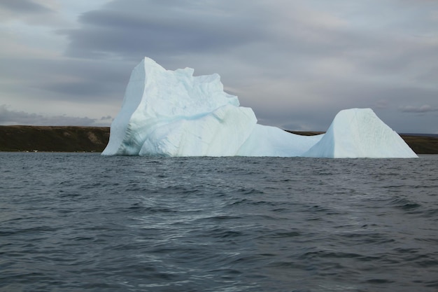 Iceberg encalhado e gelo perto da noite na paisagem ártica, perto de Pond Inlet, Nunavut