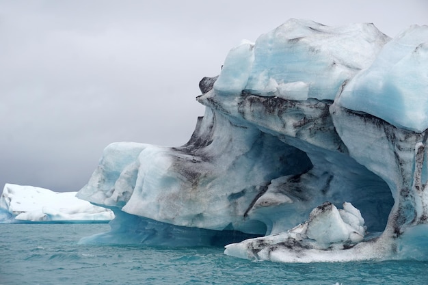 Iceberg en la laguna glacial de Jokulsarlon en Islandia