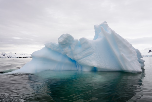 Foto iceberg en el mar antártico