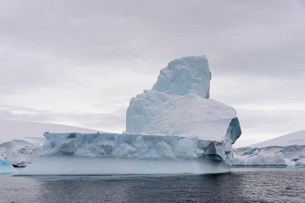 Iceberg en el mar antártico