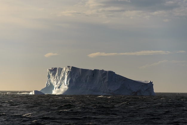 Iceberg en el mar antártico