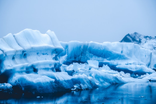 Iceberg na lagoa glacial de Jokulsarlon na Islândia.