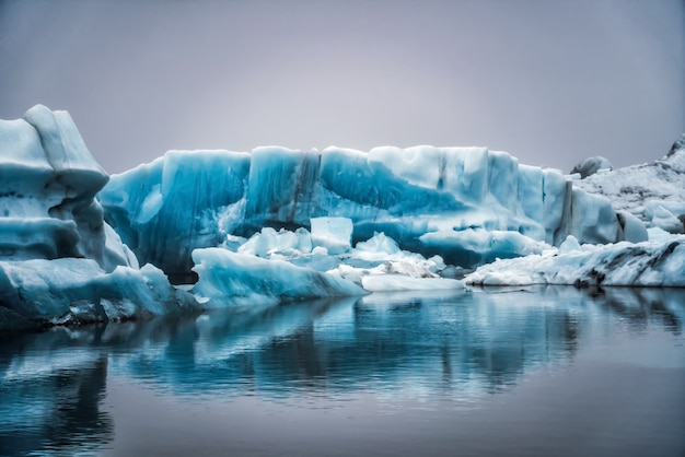 Foto iceberg na lagoa glacial de jokulsarlon na islândia.