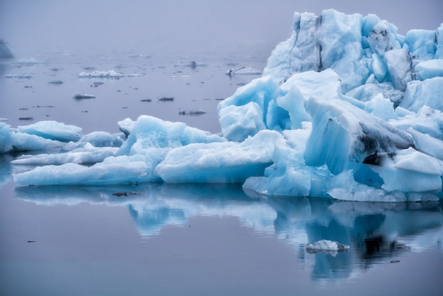 Iceberg na lagoa glacial de Jokulsarlon na Islândia.