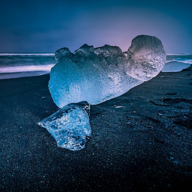 Iceberg na praia de Jokulsarlon