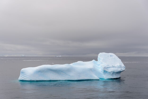 Iceberg no mar antártico