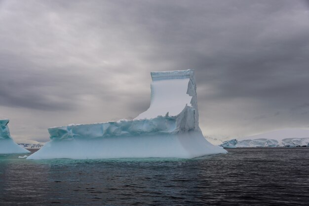 Iceberg no mar antártico