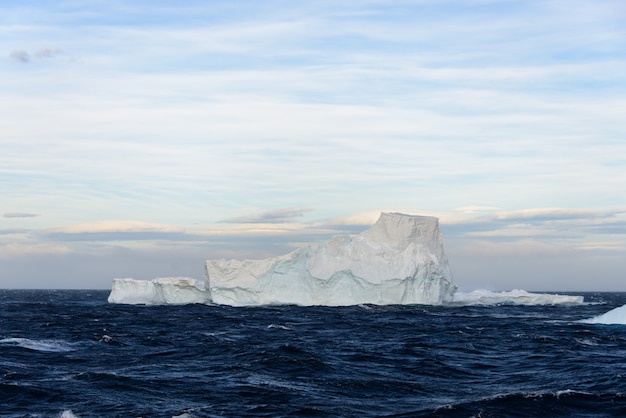 Iceberg no mar antártico