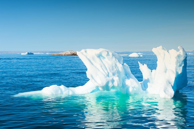 Iceberg no Oceano Atlântico. Ilulissat icefjord, costa oeste da Groenlândia. Mar azul e o céu azul