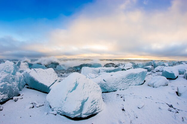 Foto un iceberg roto por las olas islandia