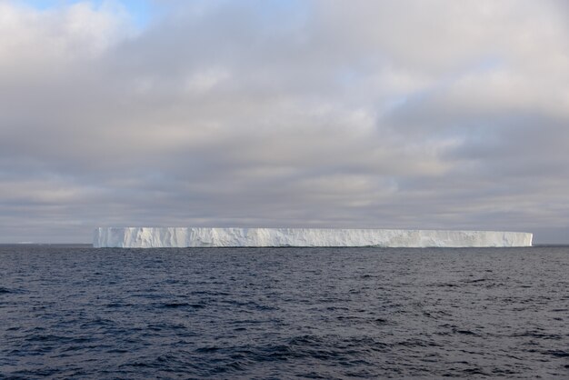 Foto iceberg tabular no mar antártico