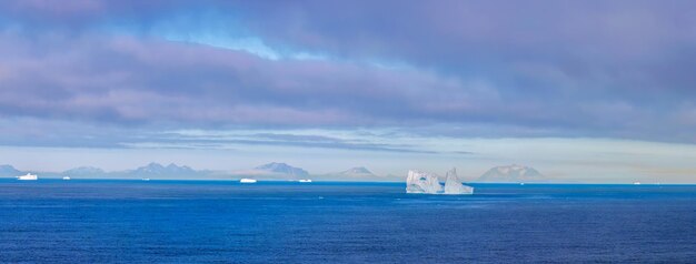 Iceberg visto em férias em um navio de cruzeiro perto da Groenlândia, no Círculo Polar Ártico, perto da Baía de Ilulissat Disko