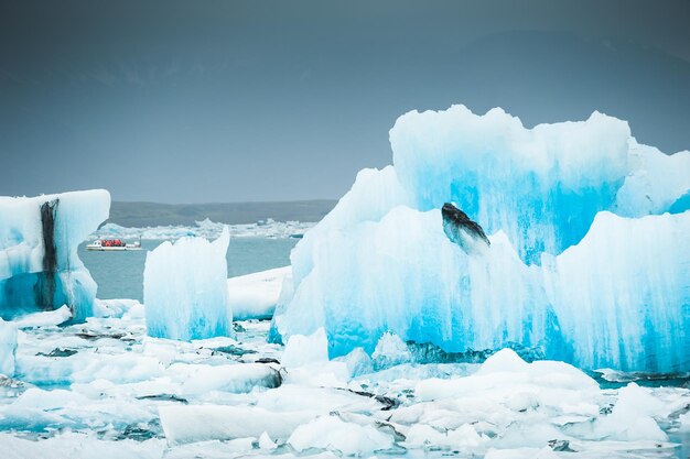 Icebergs azuis na lagoa glacial de Jokulsarlon, sul da Islândia