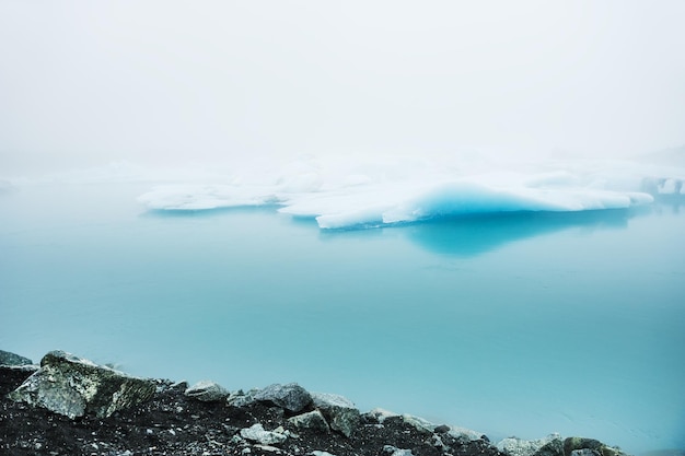 Icebergs azuis na lagoa glacial de Jokulsarlon, sul da Islândia