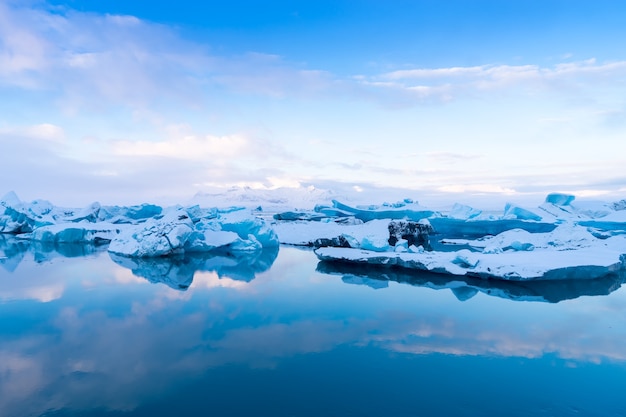 Icebergs azuis na lagoa glaciar, Jokulsarlon, Islândia