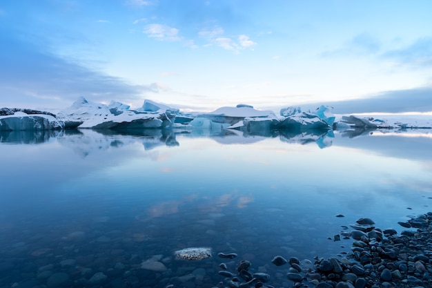 Icebergs azuis na lagoa glaciar, Jokulsarlon, Islândia