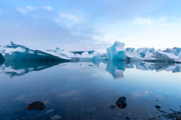 Icebergs azuis na lagoa glaciar, Jokulsarlon, Islândia