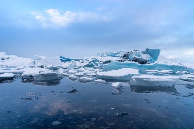 Icebergs azuis na lagoa glaciar, Jokulsarlon, Islândia