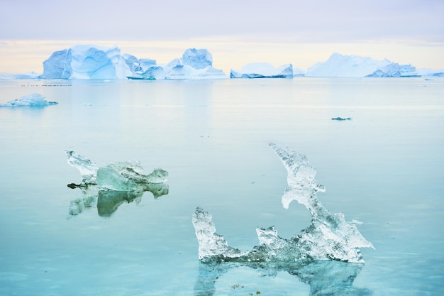 Icebergs azules en la costa del océano Atlántico, en el oeste de Groenlandia