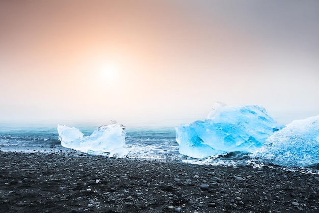 Icebergs azules en la costa del océano Atlántico. Sur de islandia