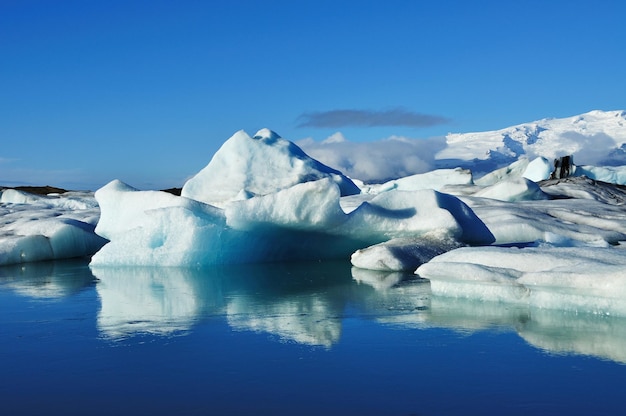 Icebergs azules flotando en la laguna jokulsarlon en Islandia