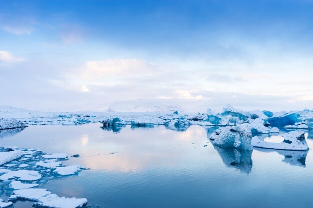 Icebergs azules en la laguna glaciar, Jokulsarlon, Islandia