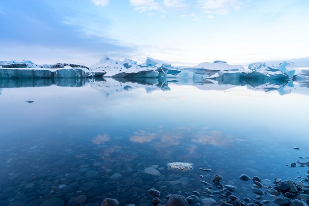 Icebergs azules en la laguna glaciar, Jokulsarlon, Islandia