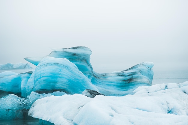 Icebergs azules en la laguna glaciar Jokulsarlon, en el sur de Islandia