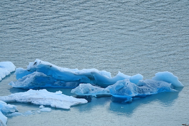 Icebergs da geleira perito moreno flutuando no lago argentino, patagônia, argentina