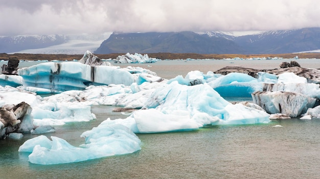 Icebergs em Jkulsrln, uma grande lagoa glaciar.