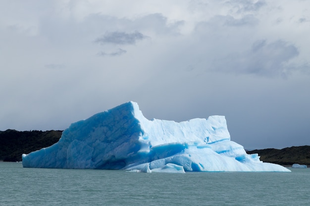 Icebergs flotando en el lago Argentino, paisaje de la Patagonia, Argentina. Lago argentino