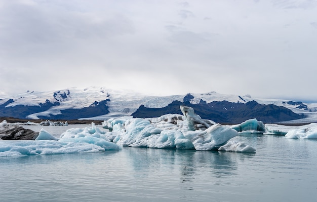 Icebergs flotantes en la laguna glaciar Jokulsarlon, Islandia