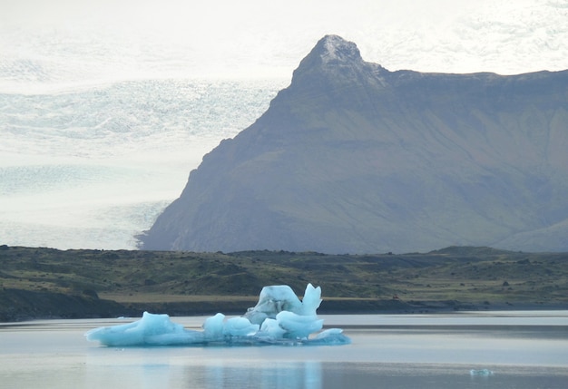 Icebergs flotantes en la laguna glaciar de Jokulsarlon, Islandia