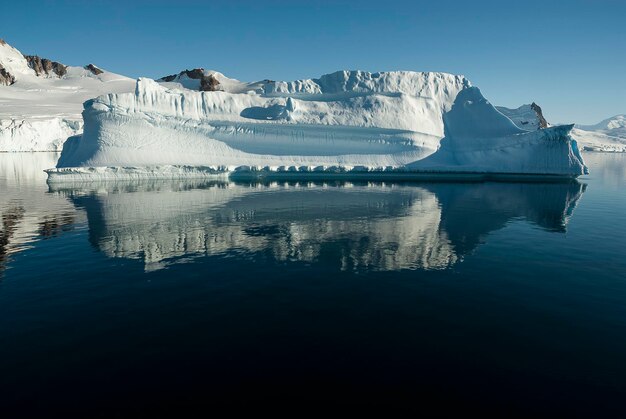 Icebergs flutuantes em Paradise Bay Antártica