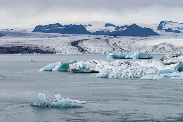 Icebergs flutuantes na lagoa da geleira de jokulsarlon, islândia.