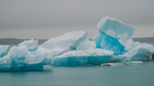 Icebergs y glaciares de hielo en Islandia