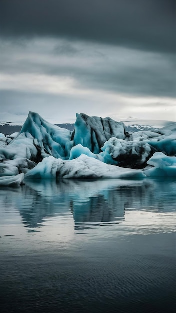 Los icebergs en el lago glacial jokulsarlon en Islandia