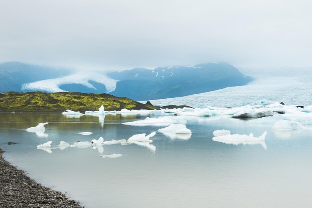 Icebergs en el lago glaciar con vistas a la montaña. Glaciar Vatnajokull, laguna Fjallsarlon, en el sur de Islandia