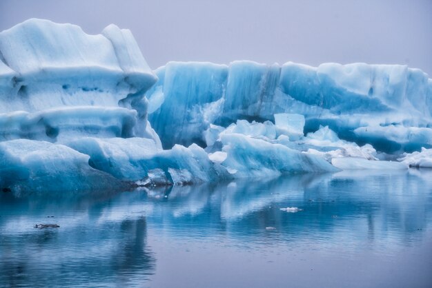 Foto icebergs en la laguna glacial jokulsarlon en islandia.