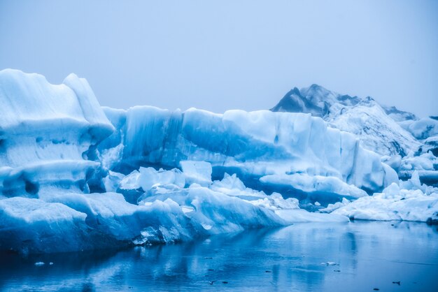 Icebergs en la laguna glacial Jokulsarlon en Islandia.