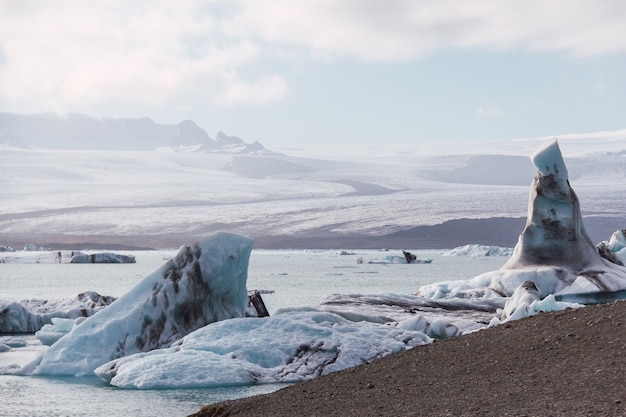Icebergs na lagoa, Islândia, parte do Parque Nacional da geleira. o pico mais alto da Islândia iluminada pelo sol